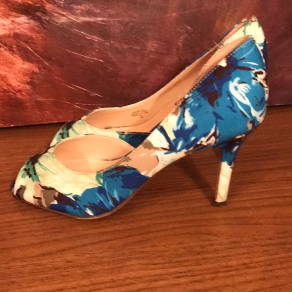 Multi colored heels. - Picture 5 of 7